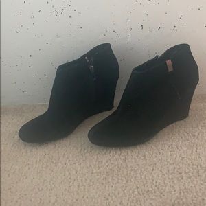 Super cute suede black booties